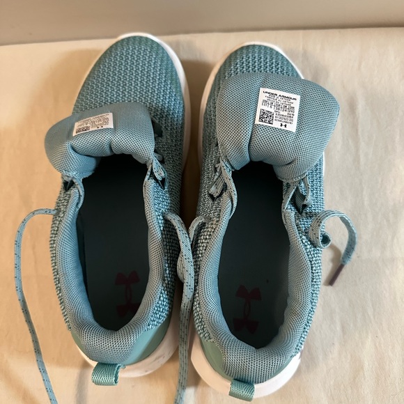 Under Armour running shoes, size 5.5 - Picture 5 of 6